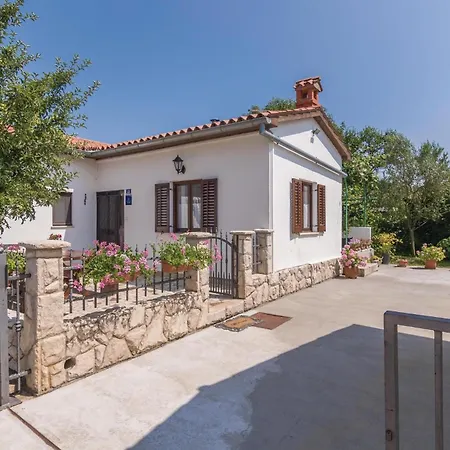 Cozy In Ruzici With Kitchen Holiday home *